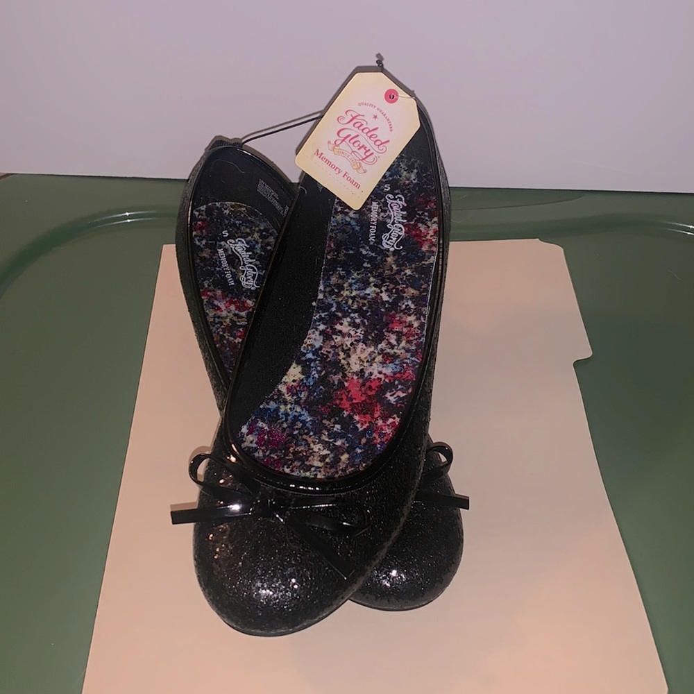 Girls’ size 5 Black glitter Memory Foam casual shoes with bows. NWT